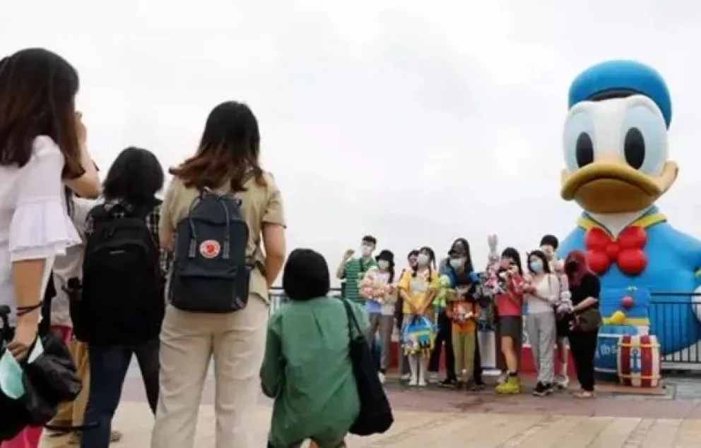 ¿Nueva ola de Covid? Encerraron a turistas en Disney de Shanghai por un rebrote 