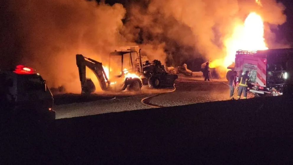 En La Angostura no dudan que la RAM incendió las máquinas viales