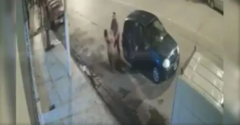 Le dio una trompada a una mujer con un bebé en brazos