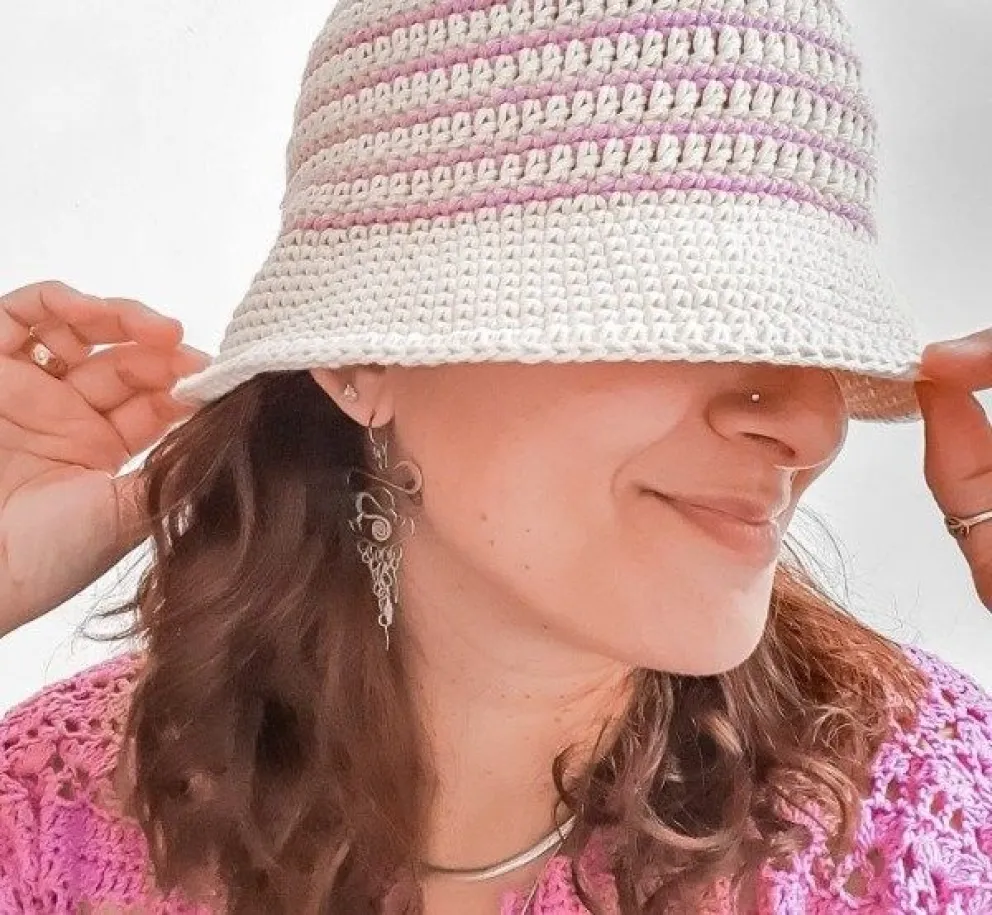 Juntan gorros de hilo para donar a pacientes oncológicos del hospital