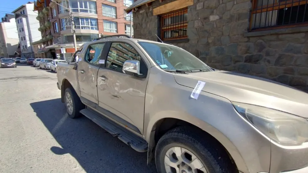 Motociclista terminó fracturado tras chocar contra una camioneta