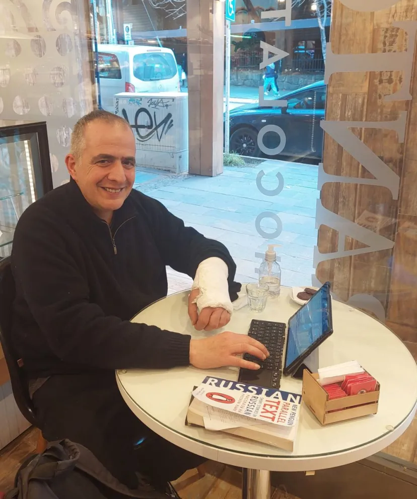 El escritor barilochense que es tendencia en Facebook con una divertida novela digital