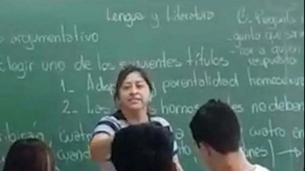 Video: Una madre entró al curso de su hijo a los gritos y le pegó a un estudiante