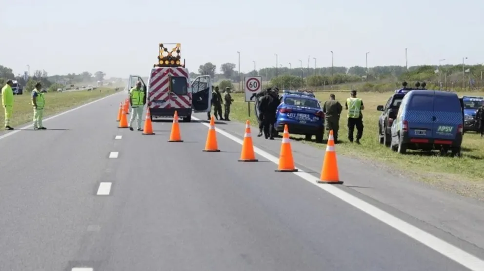 Trágico: un hombre bajó del auto en una autopista y fue atropellado por un camión
