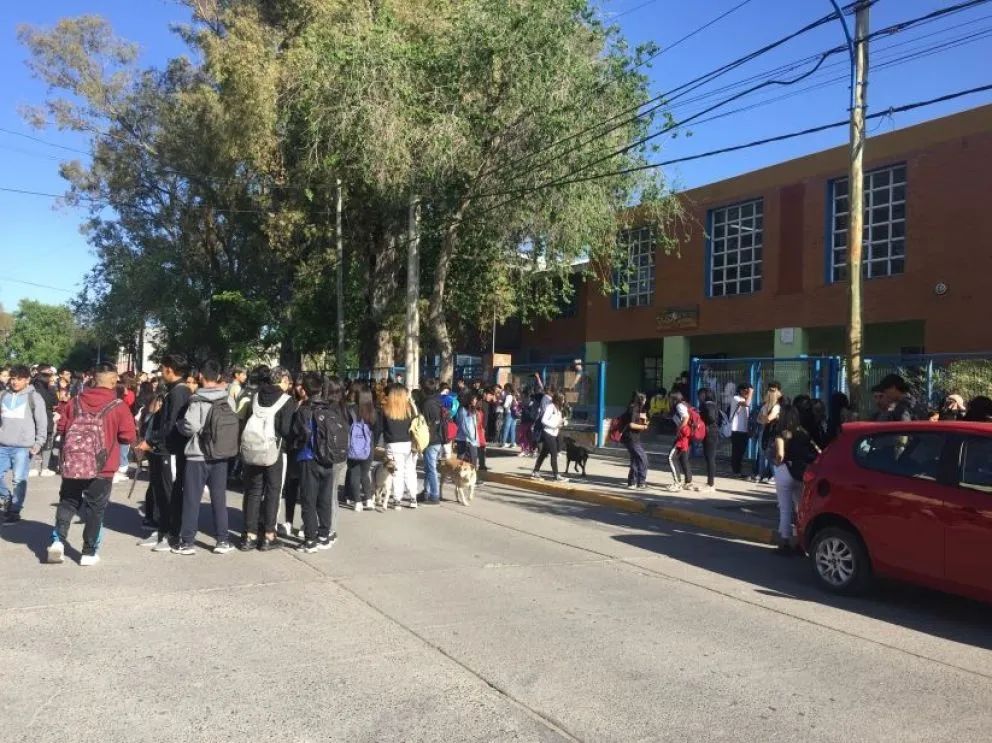 Estudiantes ESRN N°1: “Queremos una institución segura”, “Cambio de dirección ya”