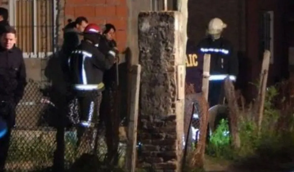 La madre de las bebas enterradas en el patio de una casa fue imputada por homicidio