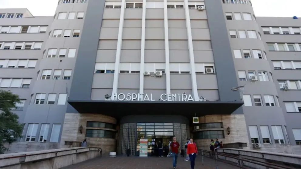 Volvió borracho a su casa, atacó a su esposa y su hijo le dio un martillazo para detenerlo