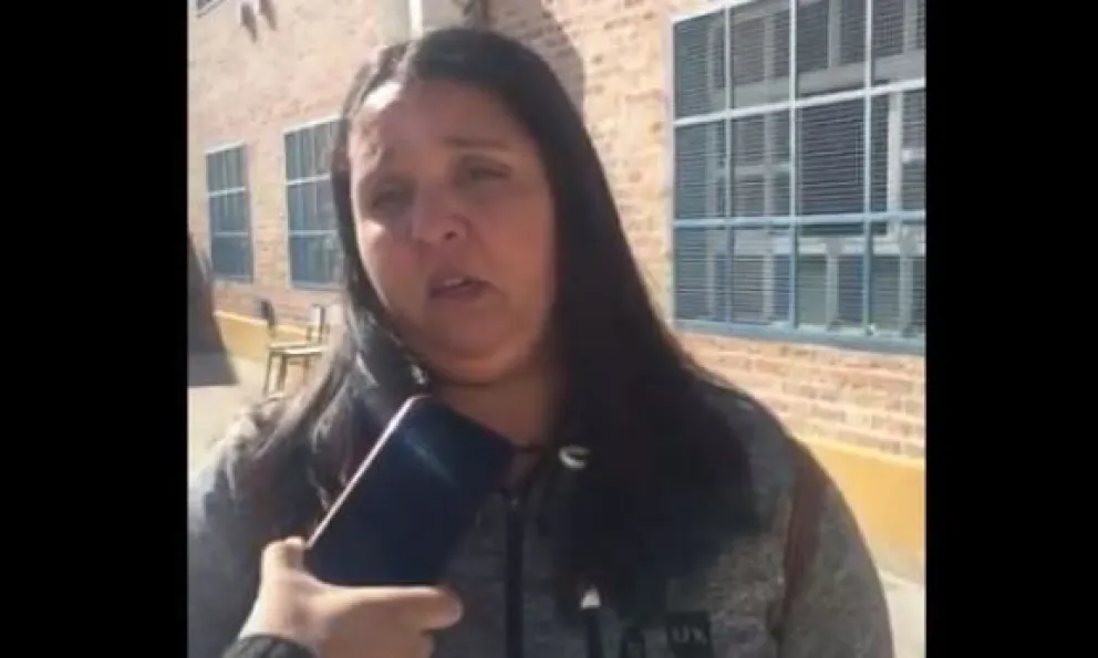 La mamá del chico agredido en la ESRN 1 apuntó contra una de las autoridades