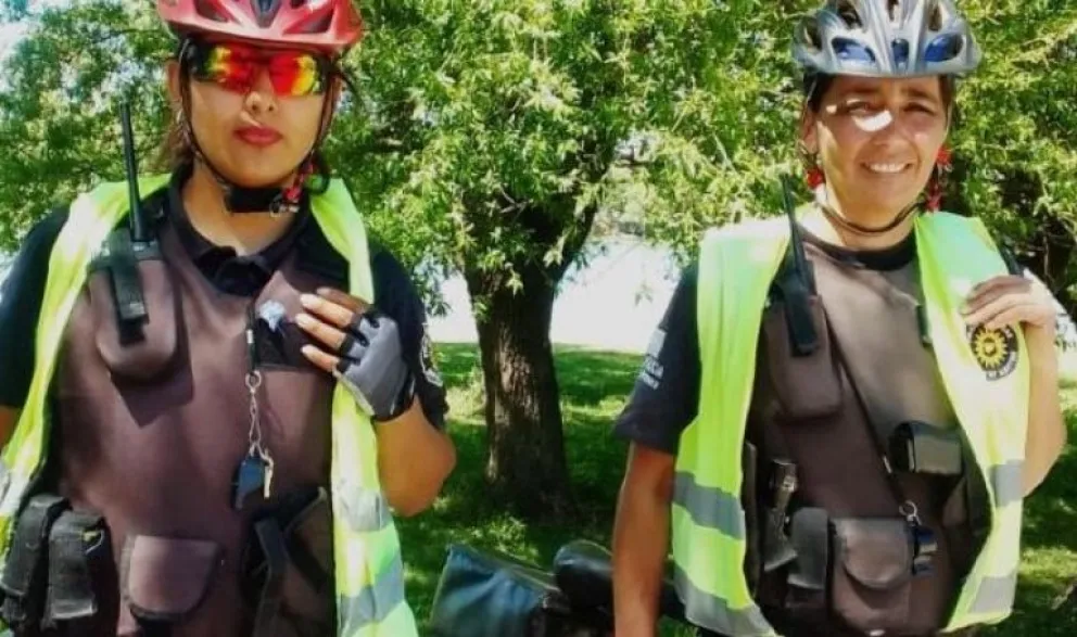 Mujeres bicipolicías salvaron a un adulto mayor en un cajero automático