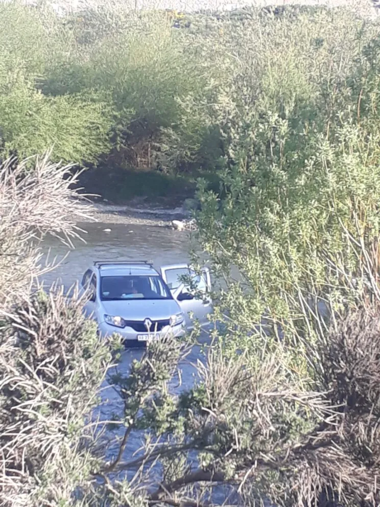 Quiso cruzar el Ñireco, lo arrastró el agua y tuvo que rescatarlo una grúa