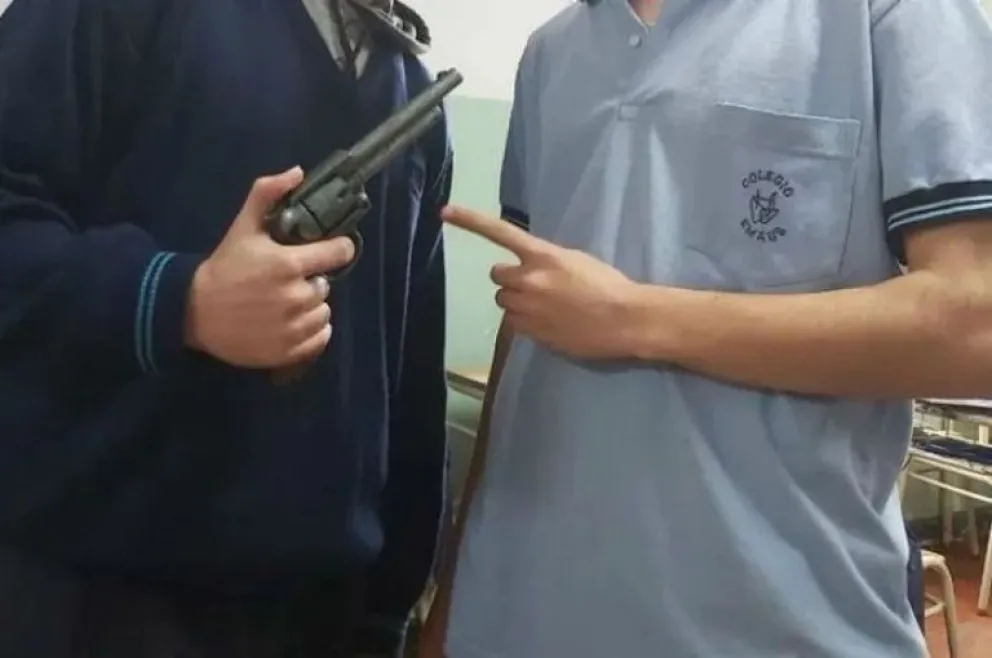 Padres denuncian que un alumno fue armado a la ESRN 35