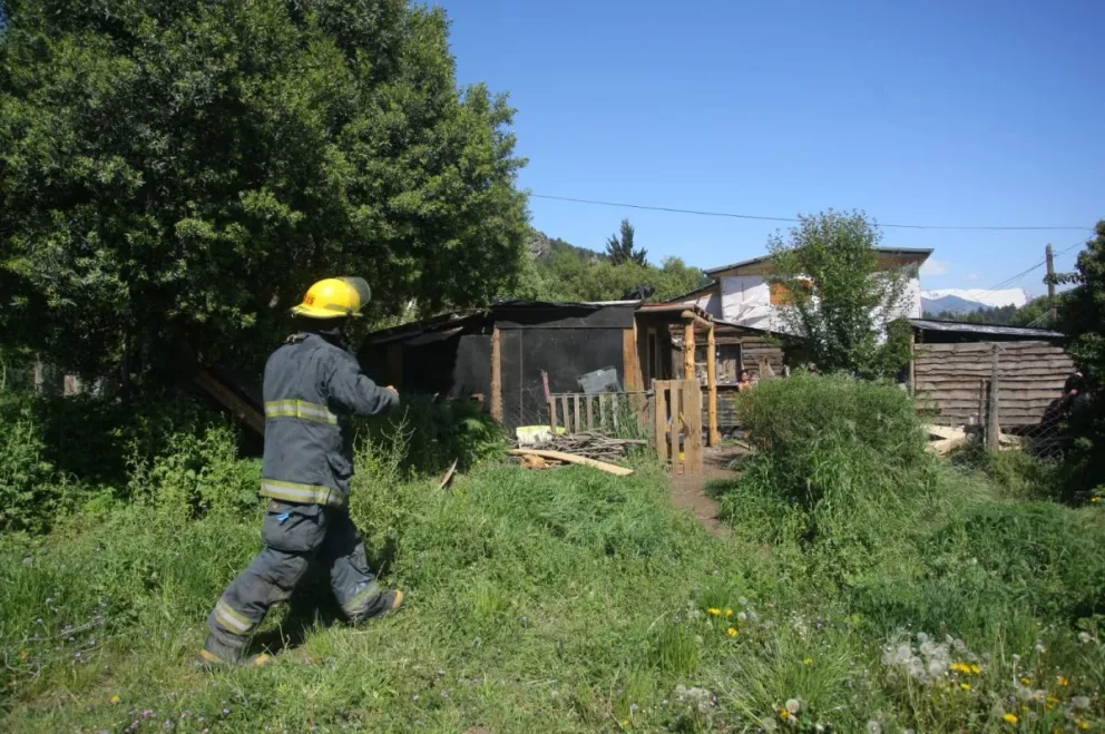 Entre vecinos salvaron una casa que estaba a punto de ser tomada por las llamas