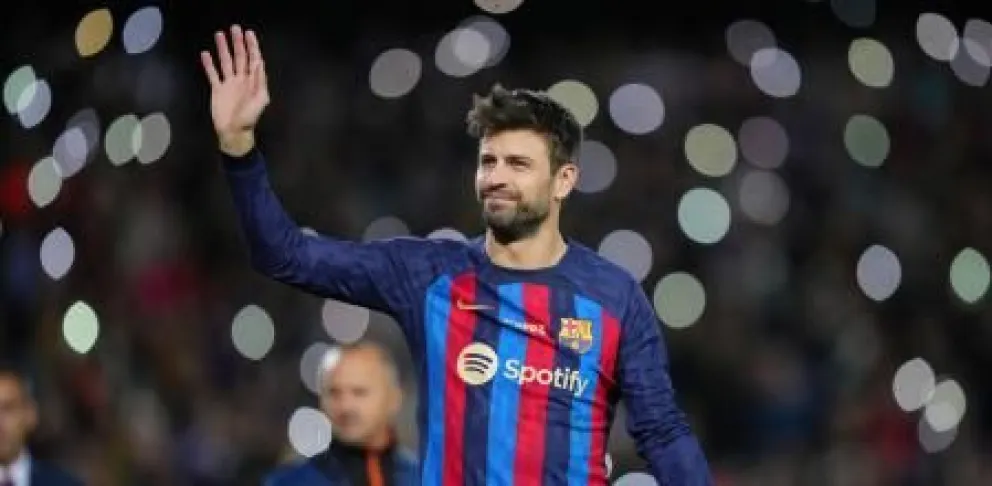 Con un emotivo discurso, Piqué se despidió del Barcelona que quedó líder de la Liga Española