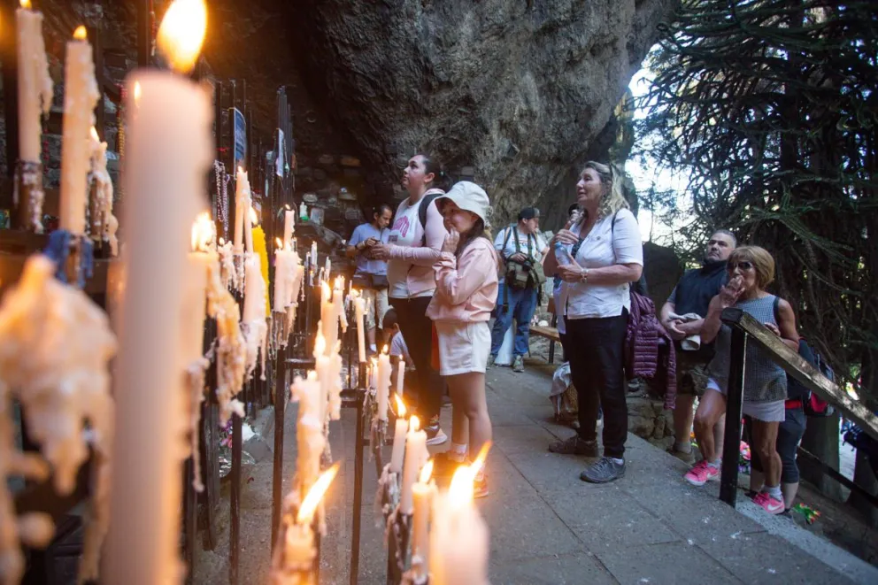 Vecinos y vecinas de Bariloche peregrinaron hacia la Virgen de las Nieves