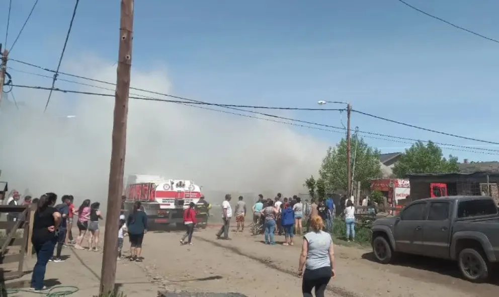 Cuatro dotaciones de Bomberos Voluntarios trabajaron en el incendio de una vivienda