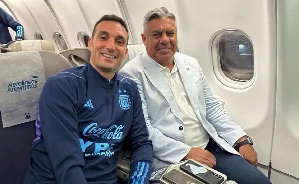 Rumbo a Qatar: un vuelo con pasajeros curiosos en el avión de la Selección Argentina