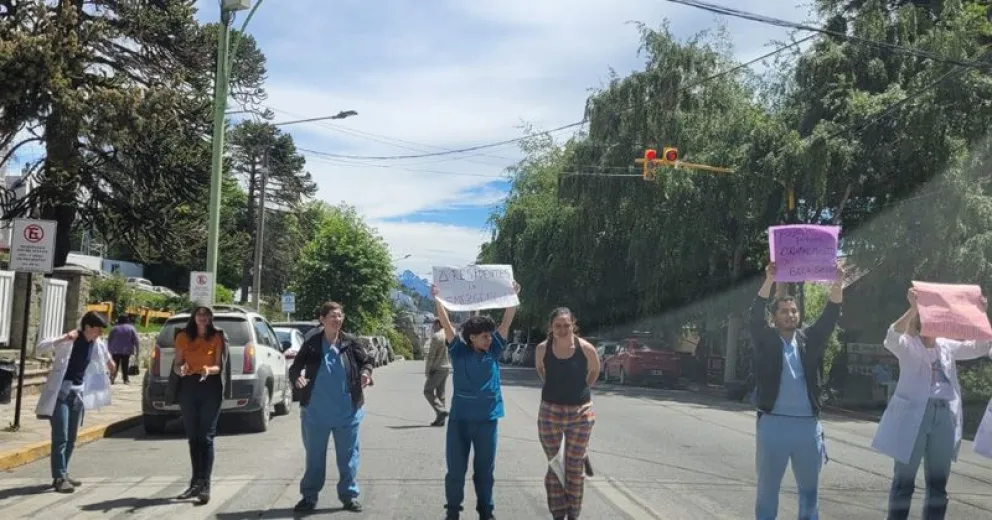Residentes del Hospital Zonal protestaron sobre calle Moreno  