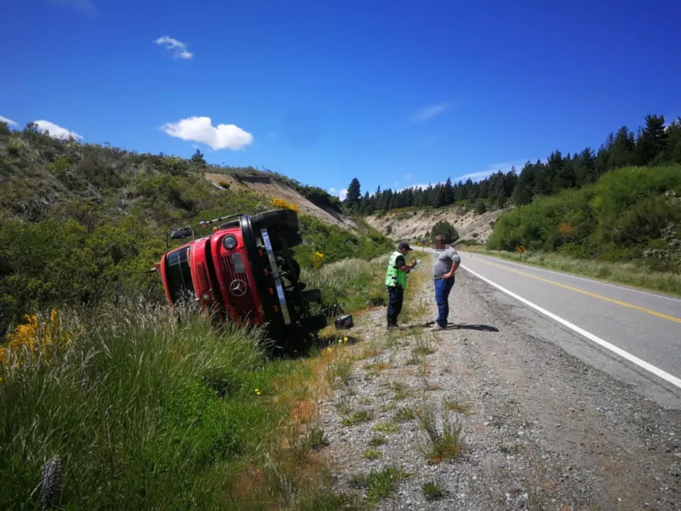 Ruta 40: un camión volcó en el sector de Epuyén