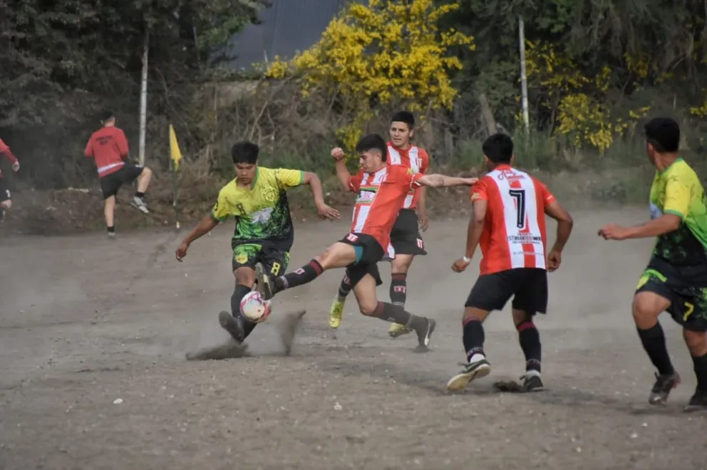 Estudiantes ganó y aprovechó el empate Cruzado para quedar solo arriba