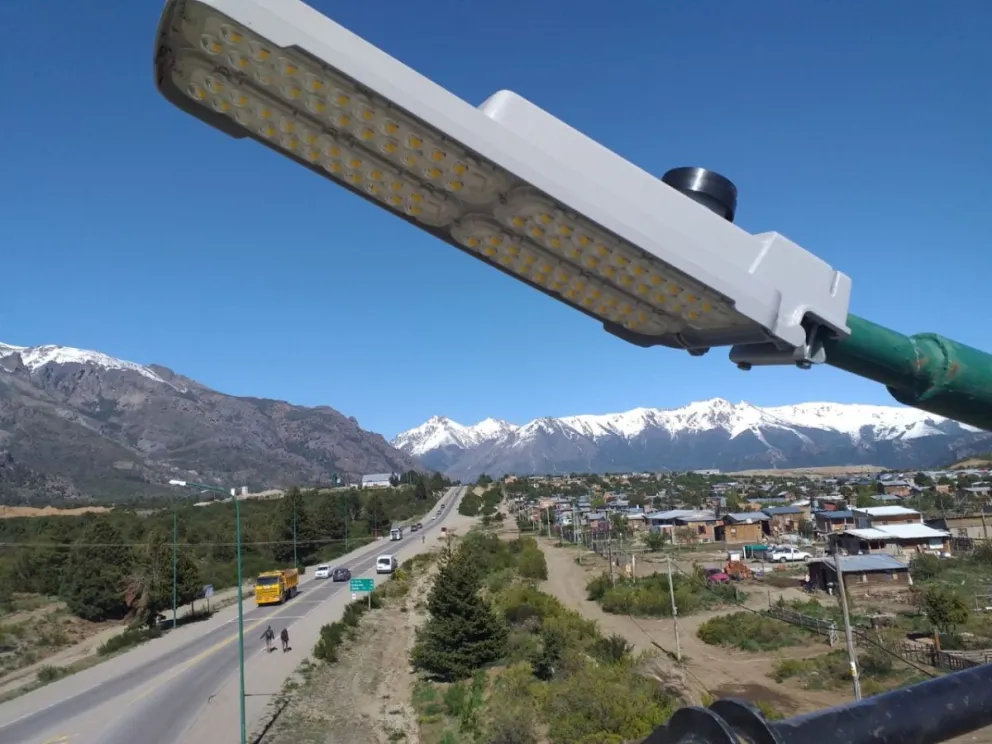 Reparan barandas en la Ruta 40 y hacen cambios de luminarias entre Dina Huapi y Bariloche