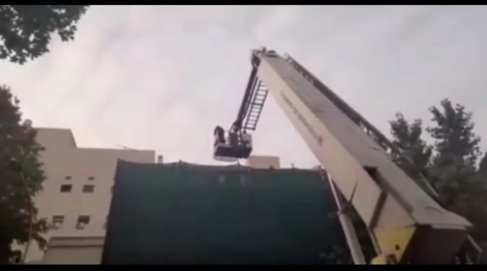 Insólito: robó dos celulares, escapó por los techos y tuvieron que rescatarlo los bomberos con una grúa