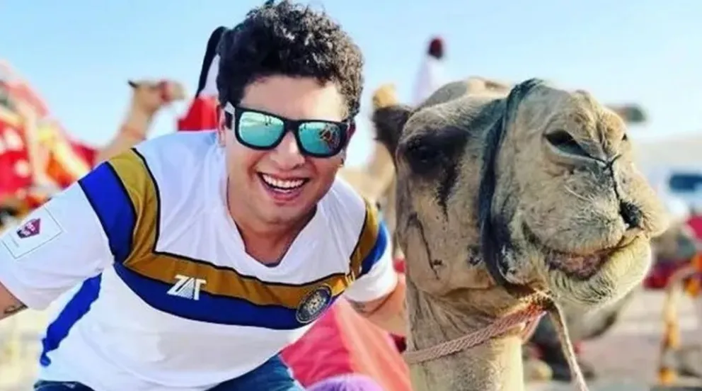 Viajó a Qatar con poco dinero: pide comida en las calles para alentar a la “scaloneta”