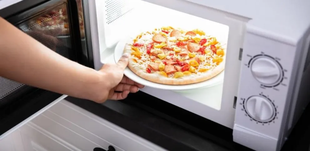 ¿Lo sabías? Estos son los 4 alimentos que no deberías recalentar en el microondas