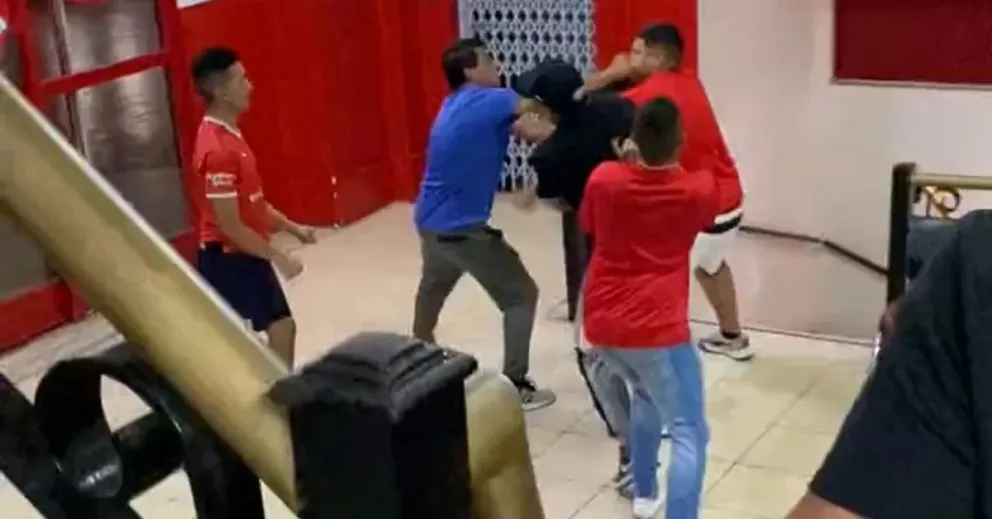 VIDEO: Las 2 facciones de la barra de Independiente se enfrentaron en una asamblea picante