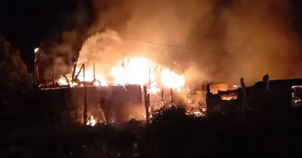 El fuego consumió cuatro casas y debieron rescatar a un menor atrapado