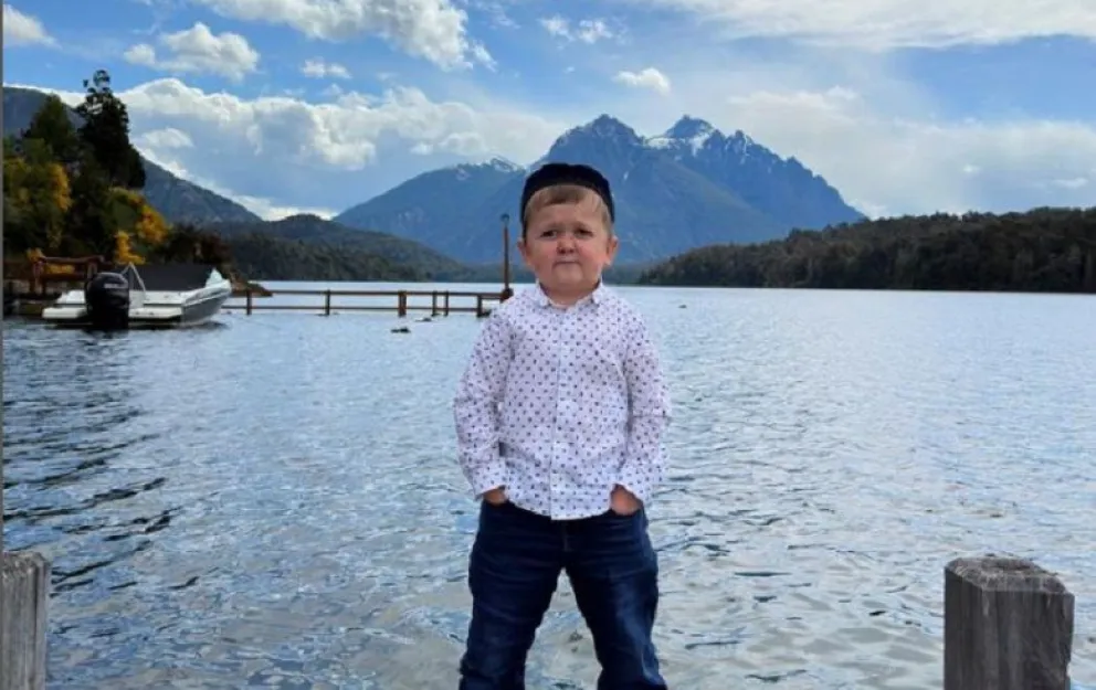 Furor en las redes: Hasbulla posó con el lago Moreno