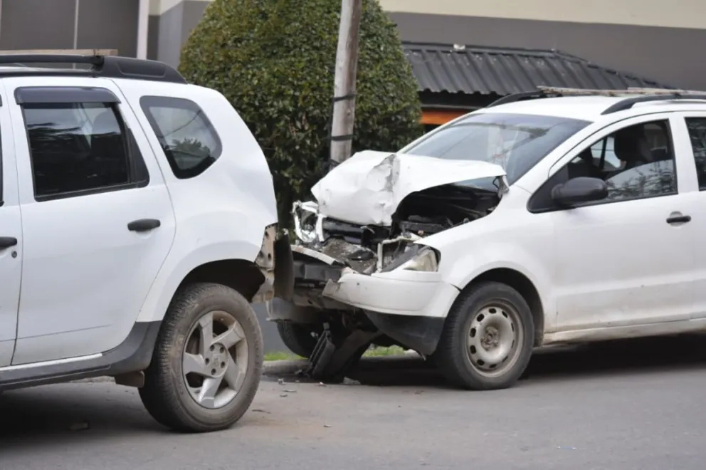 Salió en su vehículo y se llevó "puesto" un auto estacionado 