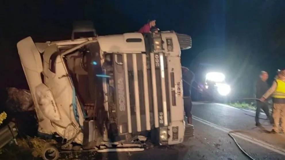 Ruta 40: un camión pasó de largo en una curva y volcó