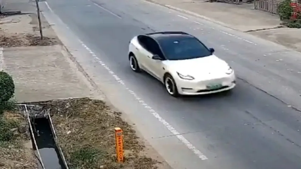 VIDEO: un Tesla en piloto automático mató a 2 personas