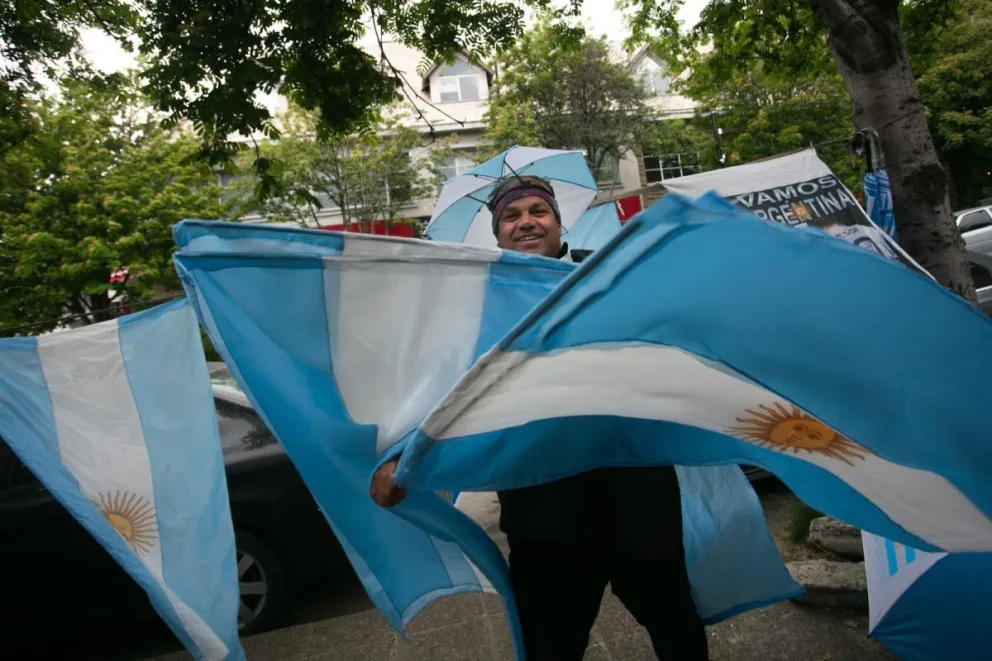 Hilario ofrece “gorro, bandera y vincha”: No hay excusas para no alentar
