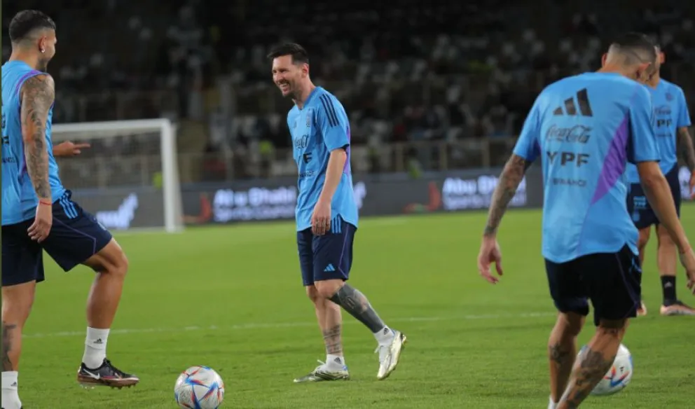 Locura total por Messi en la práctica de la Selección Argentina en Abu Dhabi