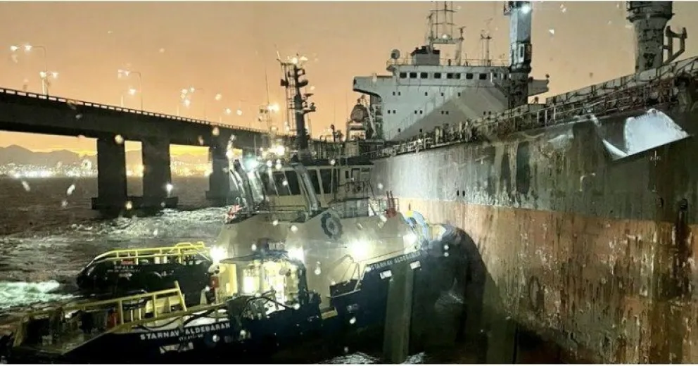 Brasil: un barco de 200 metros de largo se estrelló contra un puente en Río de Janeiro