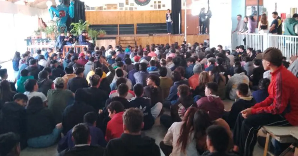 Emotivo acto en el CET N°2 dio inicio a la semana de actividades