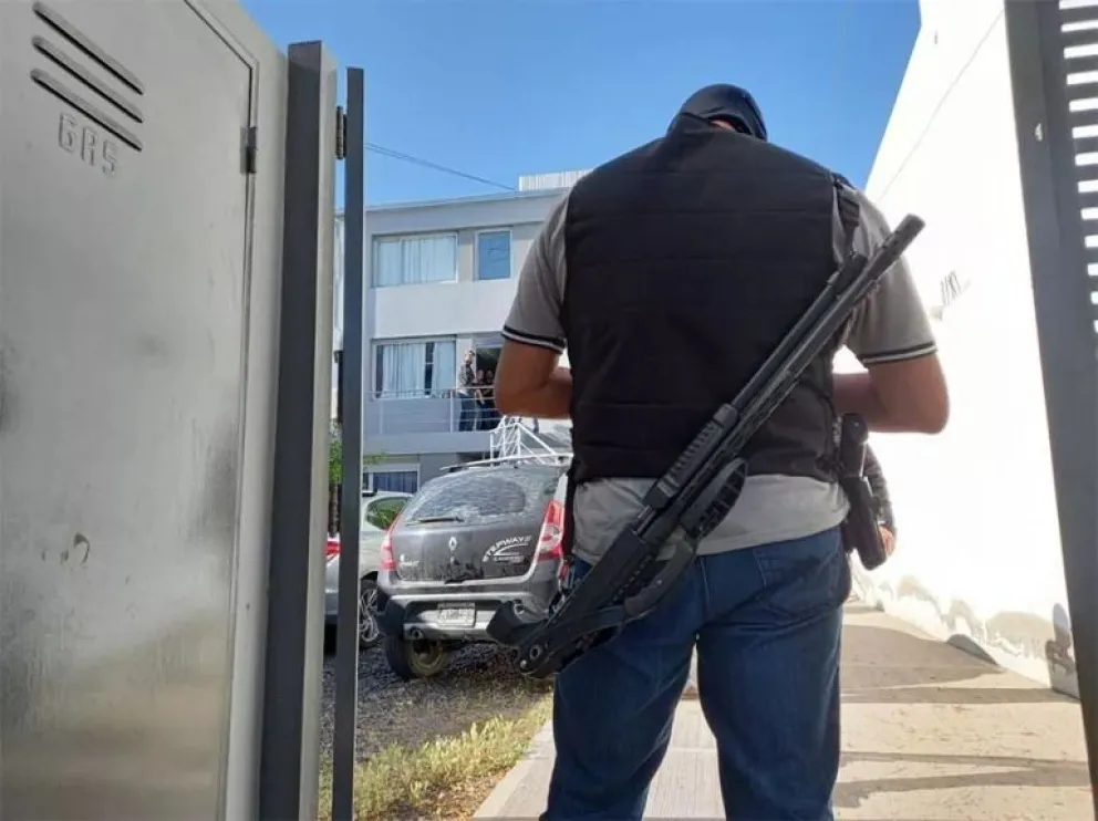 Al menos 400 videos se habrían cargado desde la vivienda del periodista de Roca