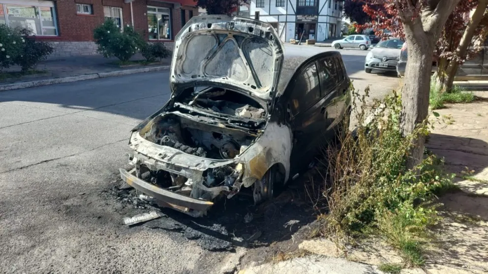 Ardió un auto en calle Rolando y quedó irreconocible