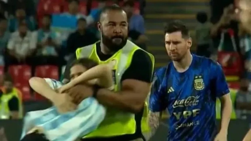 Locura por Messi: mira el video de una hincha que corrió a abrazar a Messi y fue tacleada