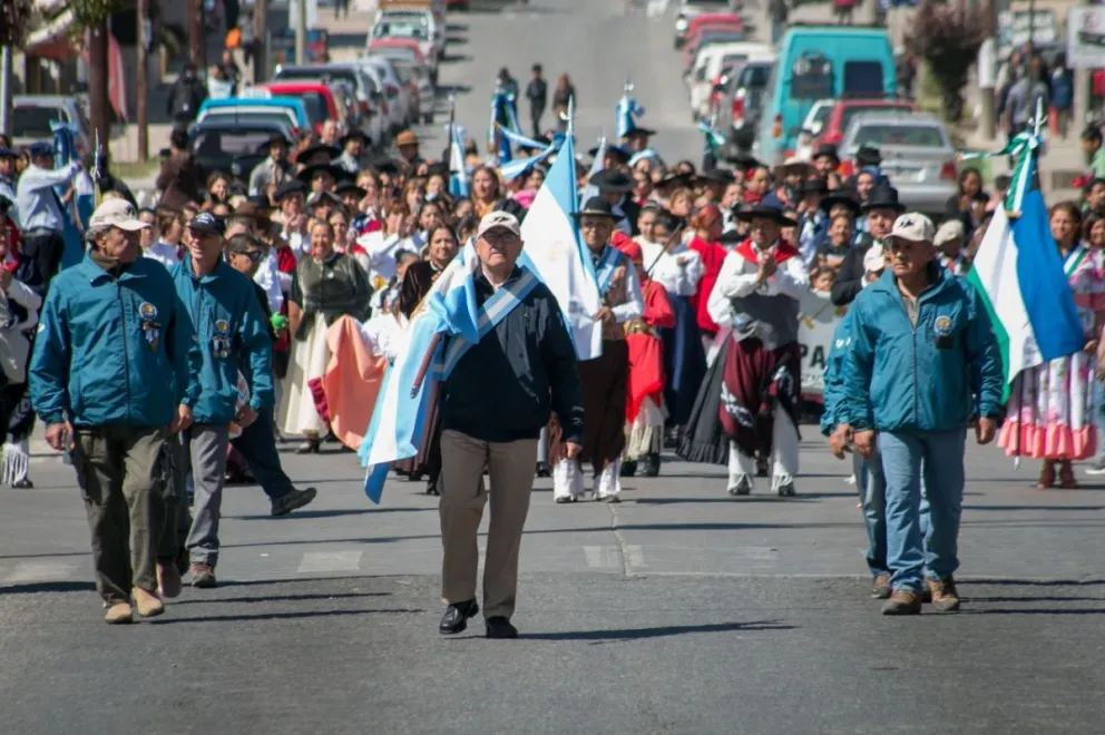 Concurrido y colorido desfile sobre calle Onelli por el Día de la Tradición