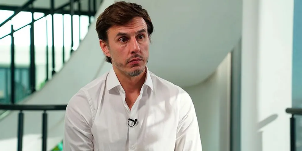 Denuncian al marido de Pampita por vender ceviche con… ¡gusanos!