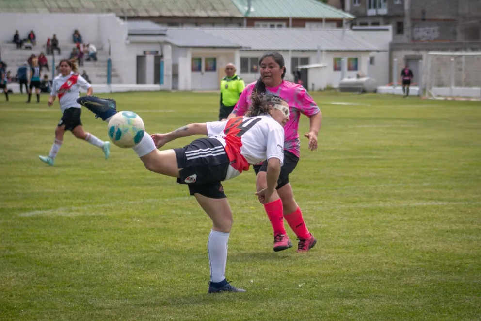 Las chicas salen a la cancha solo el domingo