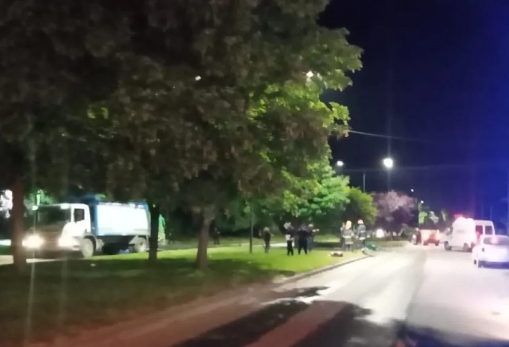Choque fatal entre un camión recolector y una moto: un joven muerto y otro herido