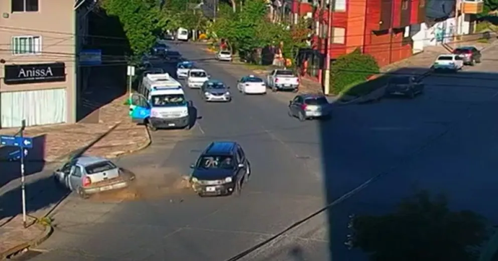Llegaron a la esquina de Moreno y Elordi, ninguno frenó y chocaron