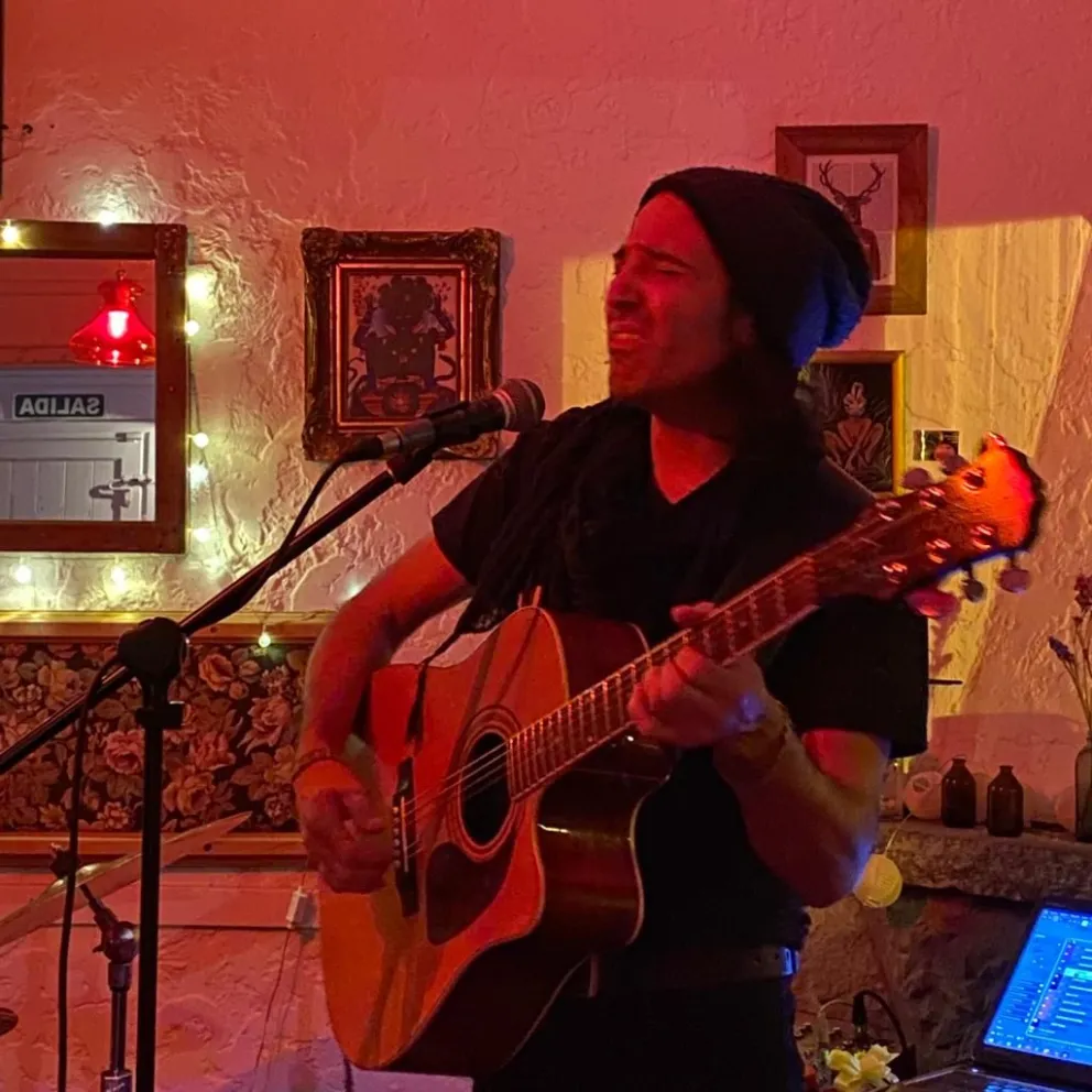 Perro Luz saca de la cucha “Fragmentos de historias”