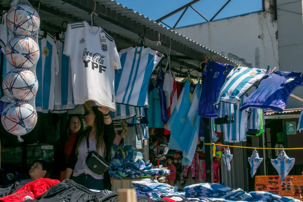 La feria Sin Fronteras se vistió de celeste y blanco