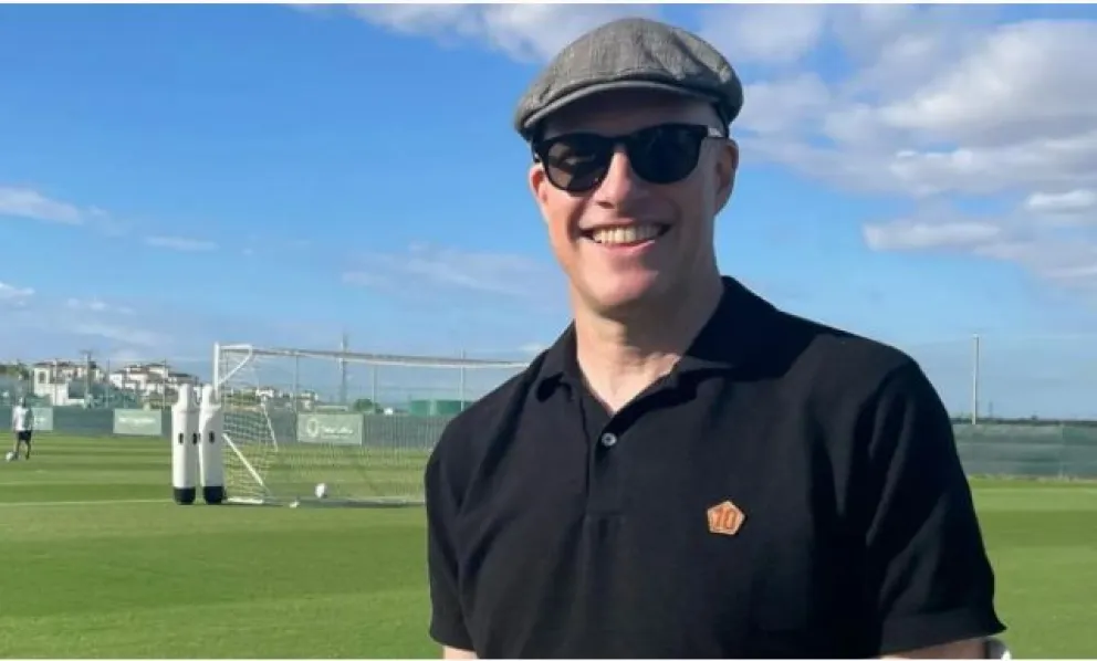 Un periodista quiso entrar a un estadio de Qatar con una remera con la bandera LGBT y fue detenido 