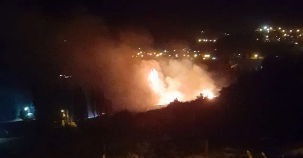 VIDEO: Bomberos debieron combatir arduamente un incendio cerca de las canchas de Adeful  