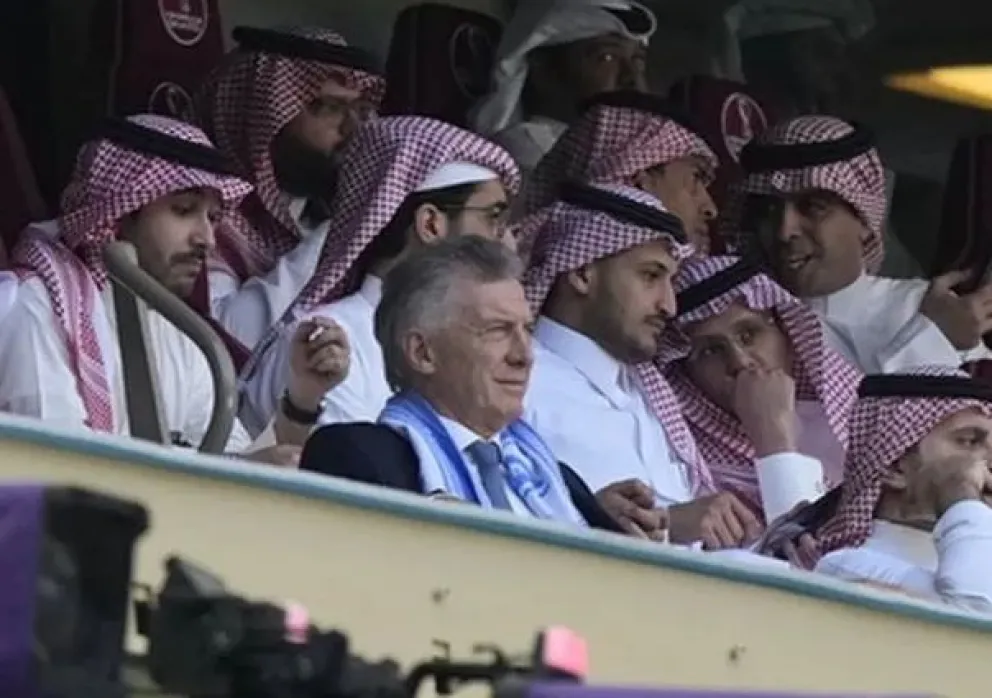 Hinchas argentinos juntan firmas para que Macri se vaya de Qatar: ¡Fuera mufa!